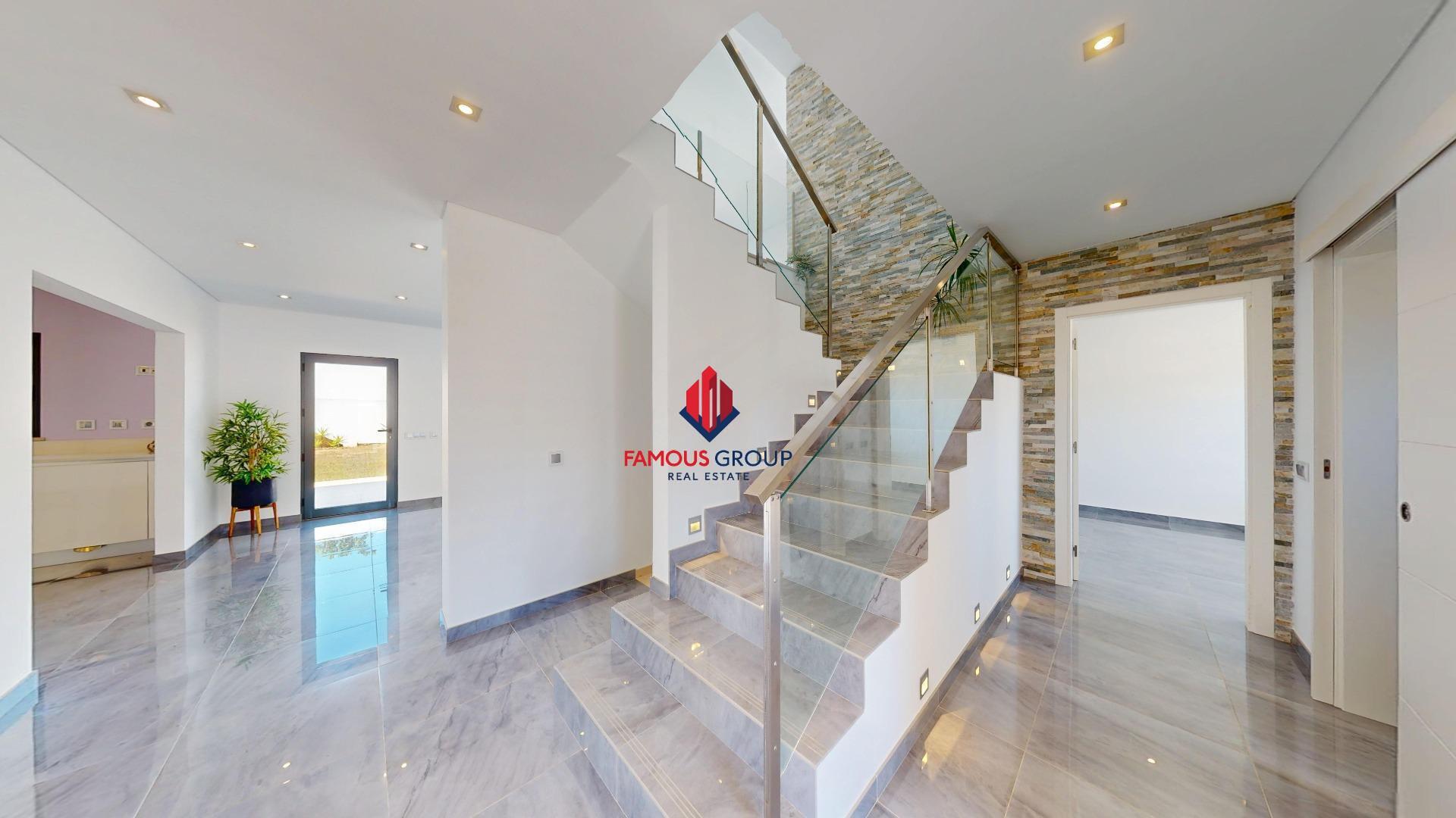 Moradia T4 de Luxo com Jardim, Potencial para Piscina – Bela Vista - Parchal